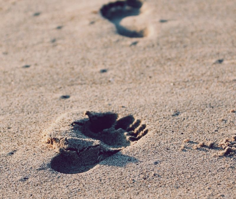 Empreintes de pieds dans le sable